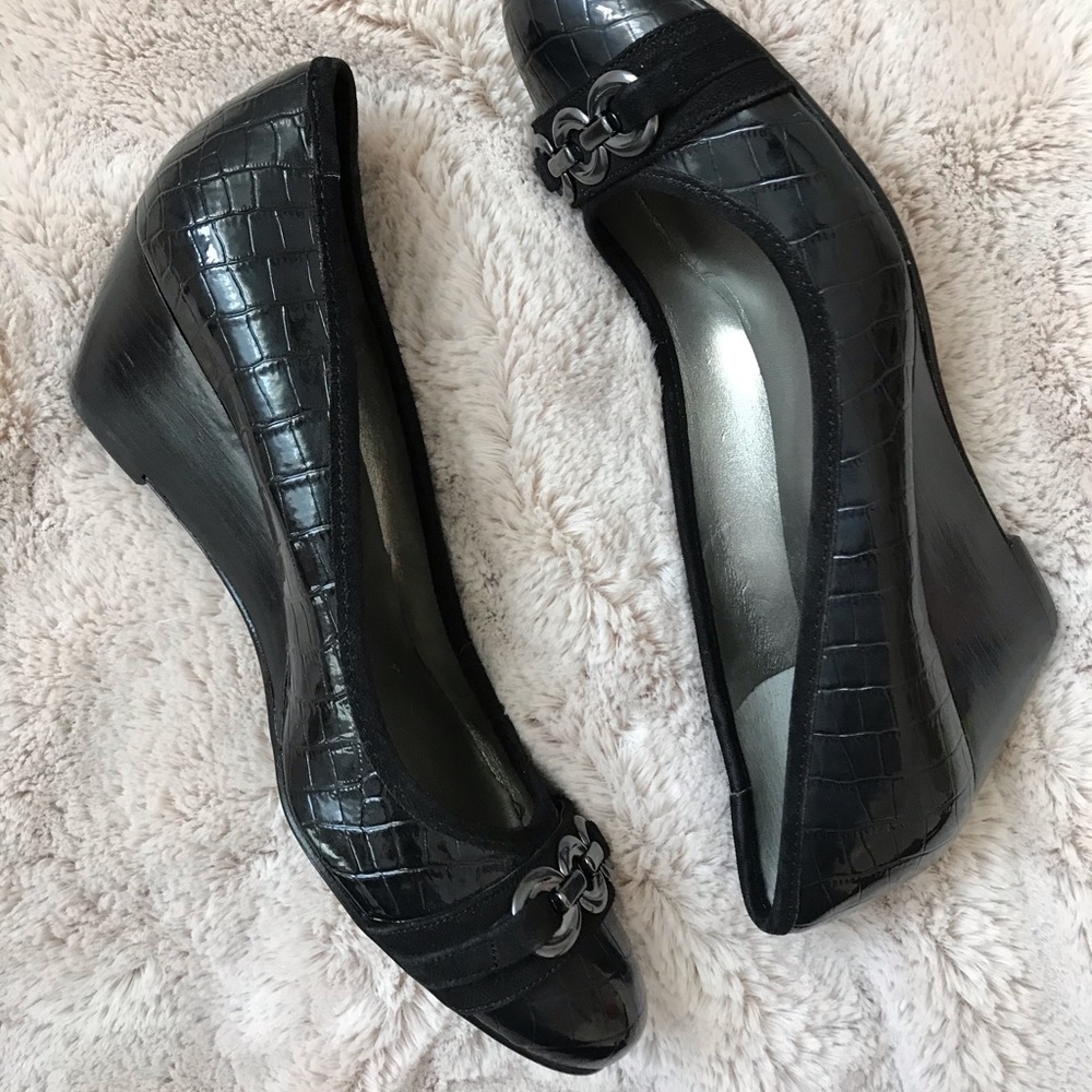 NWOT Bandolino Black Wedge Pump Croc-Embossed
